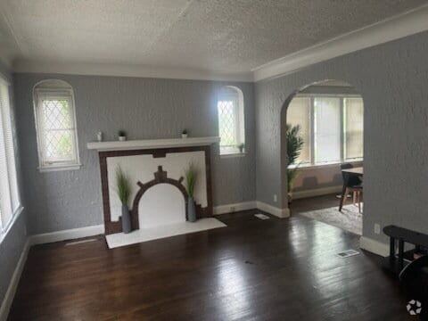 Building Photo - 2-Bedroom Duplex in Detroit's Heart – Comf... Unit 1 - Lower Rental
