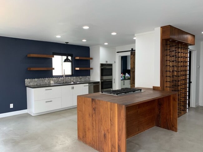Building Photo - Beautiful North Redondo Beach house