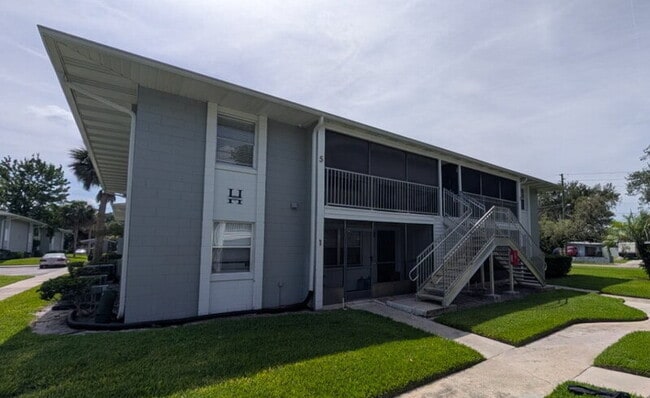 Building Photo - 700 E Airport Blvd Unit #H5