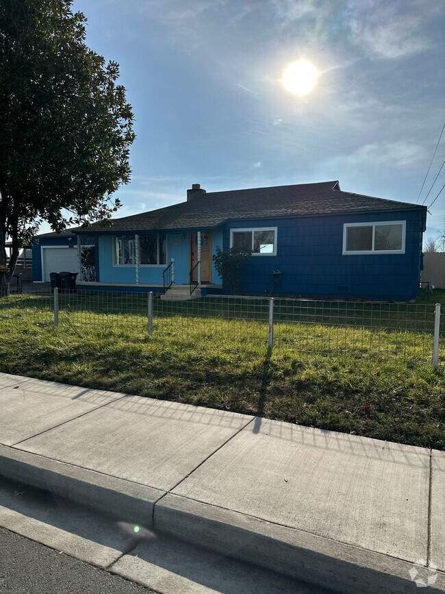 Building Photo - Large 3 Bedroom 2 Bath Home Close to South...