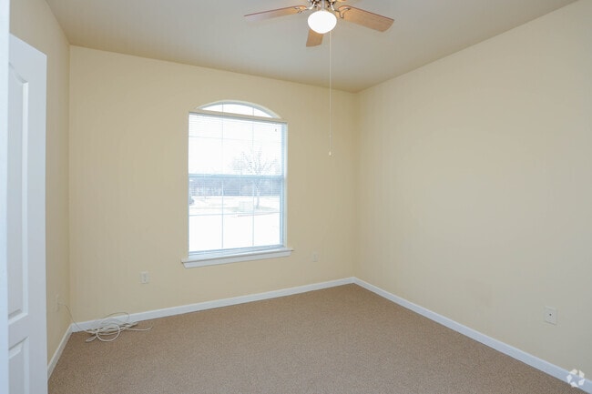 1BR, 1BA - 700SF