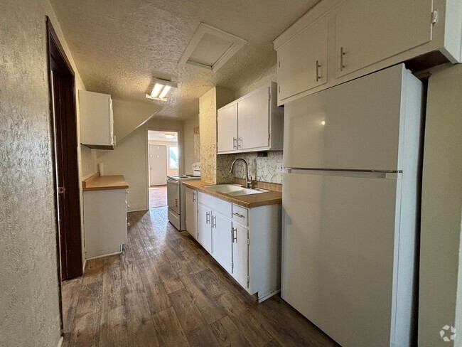 Building Photo - 1952 Roosevelt Ave Rental
