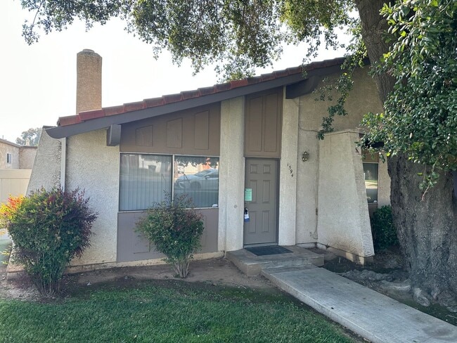 Photo - Redlands Townhouse in Great Complex 2+ 1.5 AVAILABLE NOW