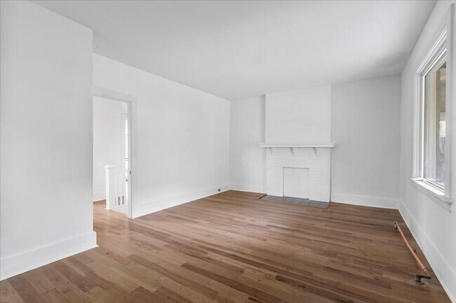 Photo - 5556-5558 Pocusset St