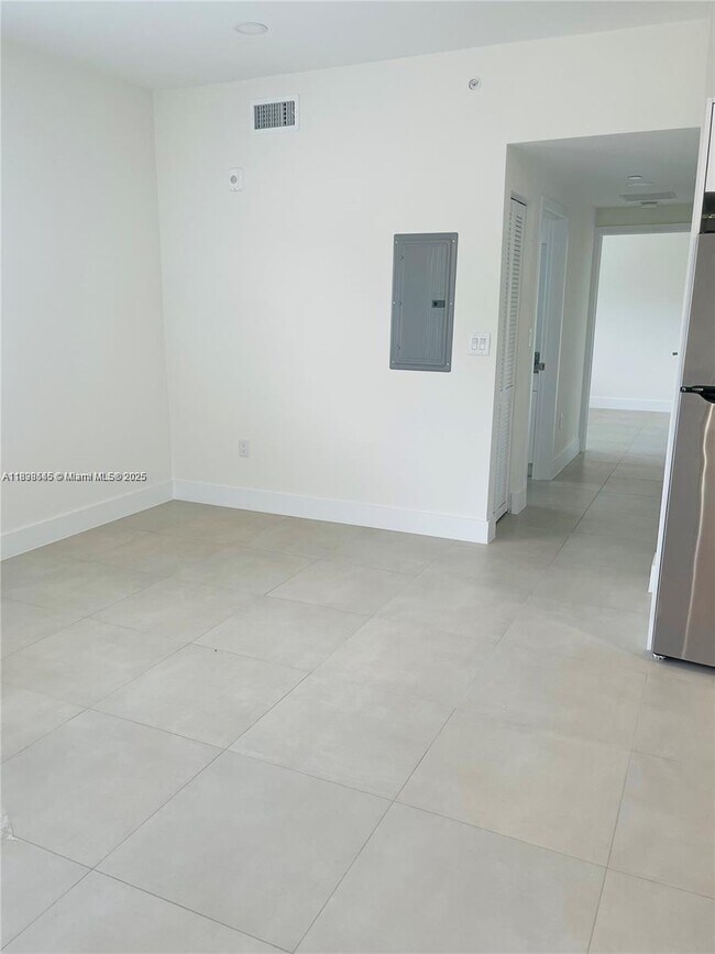 Photo - 310 E 7th St Unidad 202-204