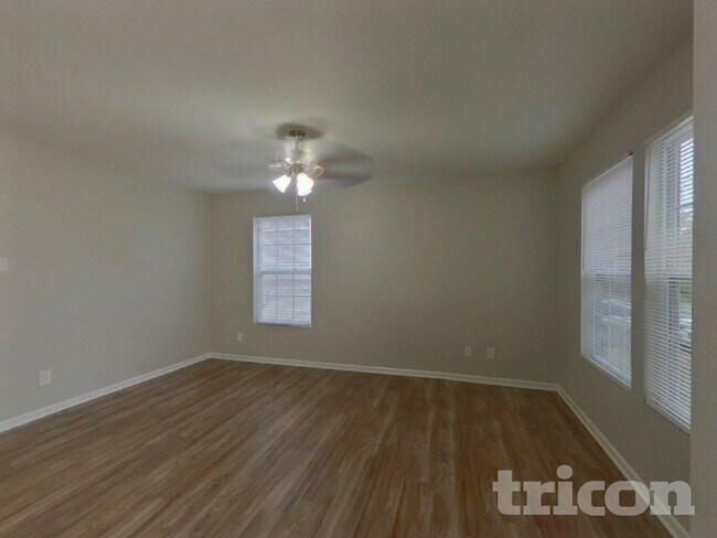 Photo - 907 Swearngan Ridge Ct