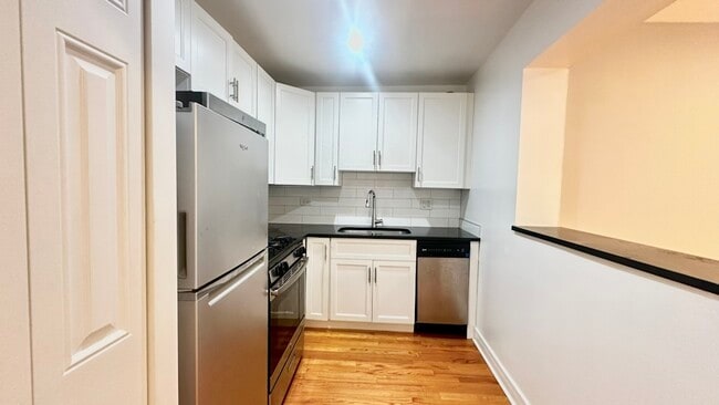 Building Photo - 6957 N Sheridan Rd Unit 317