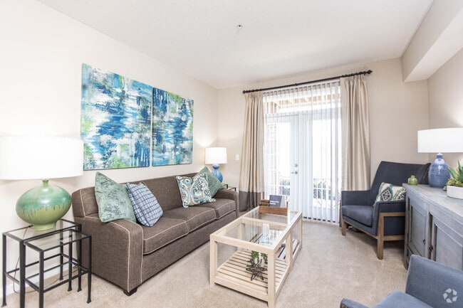 2BR, 2BA - 904 SF