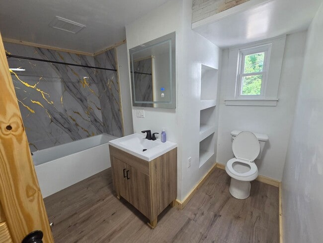Photo - 722 E 7th St
