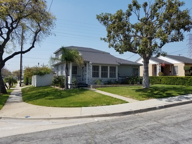 Just remodeled, centrally located - 2153 Findlay Ave Apartamentos Unidad 1