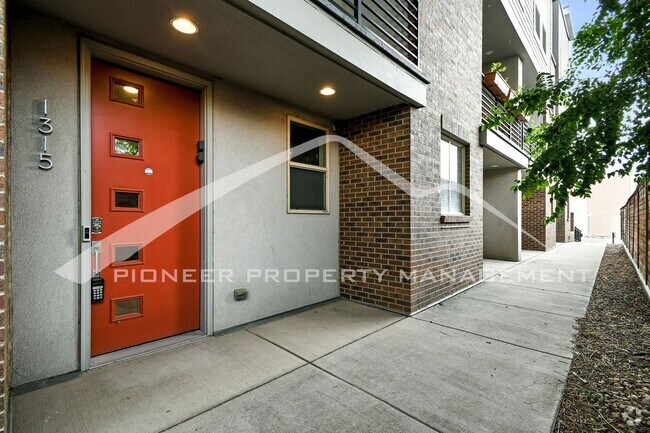 Building Photo - Modern Townhouse with Central AC and Rooft...