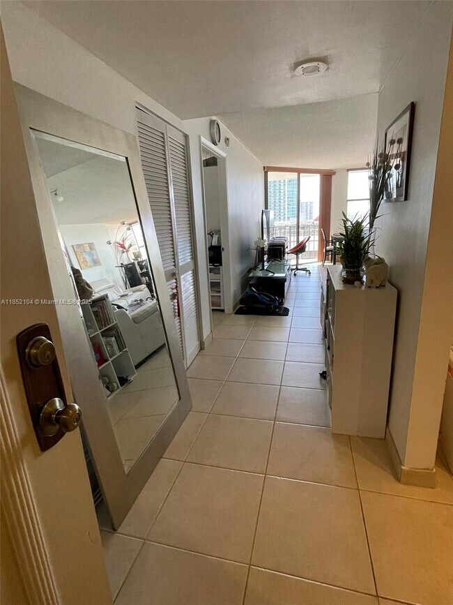 Building Photo - 1901 Brickell Ave Unit B2207 Rental