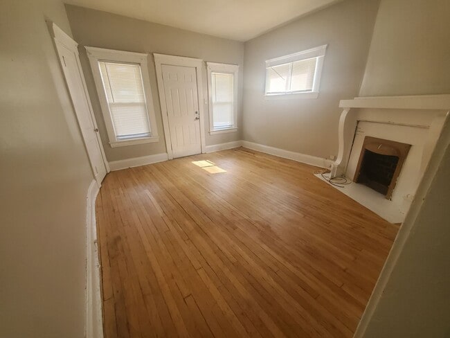 Building Photo - 2bd Unit 4