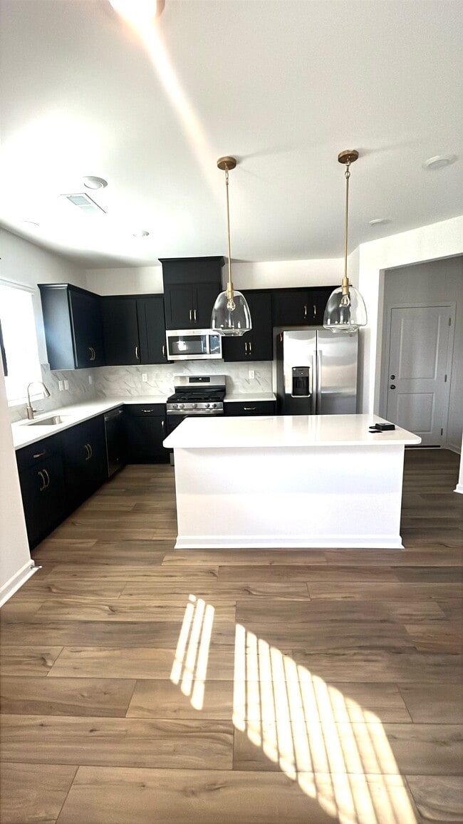 Photo - 761 Kitfox Dr NW