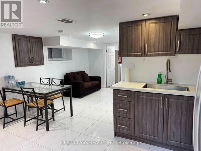 Photo - 524 Bathurst St