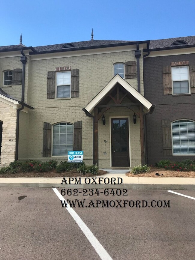 Building Photo - Oxford Mississippi 3BR, 3.5 BA condo in Creekside.