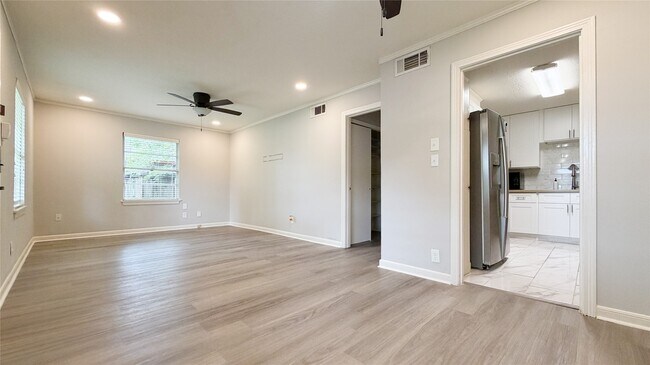 Photo - 7007 Housman