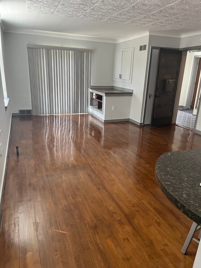 Living room - 1415 Cass Ave Unit A