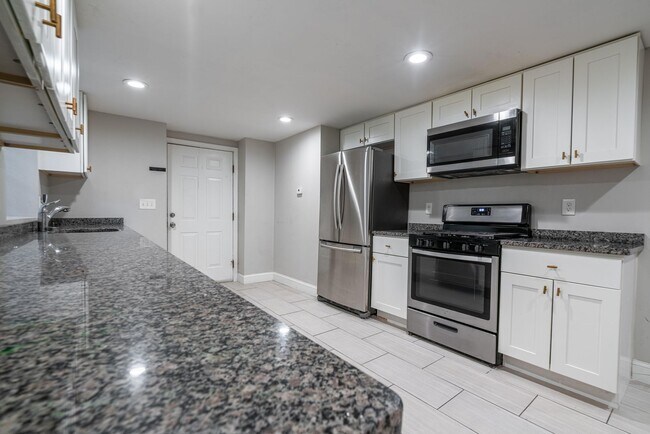 Building Photo - 295 Huxley Ave Unit LL