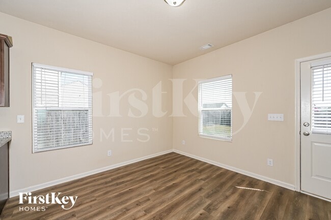 Photo - 323 Darling Ln