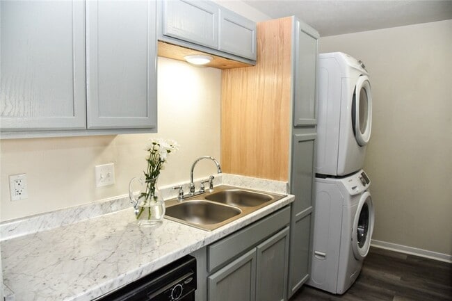 Photo - 700 Navarro Dr