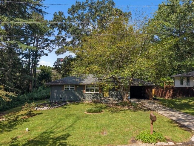 610 Oriole Dr SE