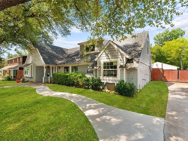 Photo - 2405 Summit Dr