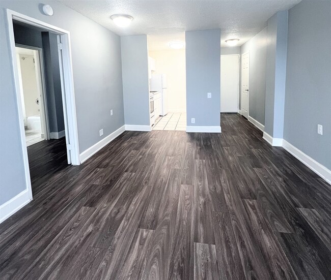 1 BD, 1 BA (B) - 520 SF - Living/Dining Room