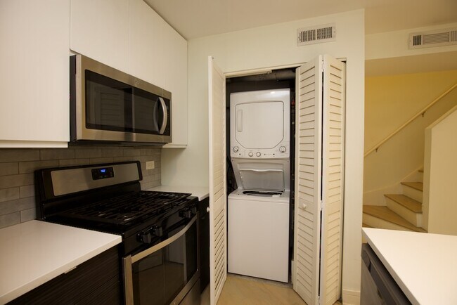 Photo - 939 W Grace St Unit J06W