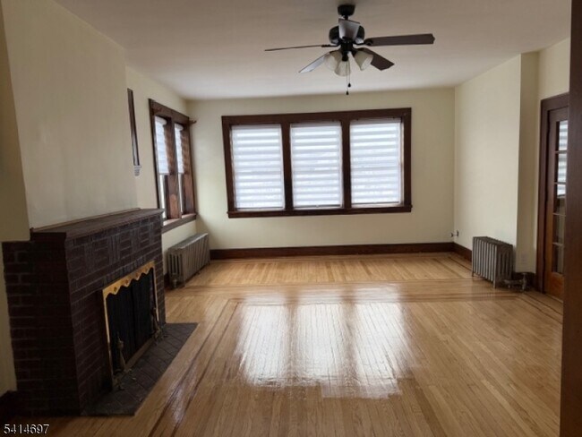 Photo - 719-723 E 30th St