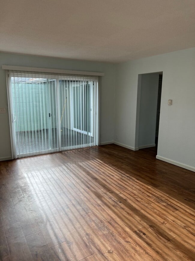 Building Photo - Sh400-402 Unit Sh400