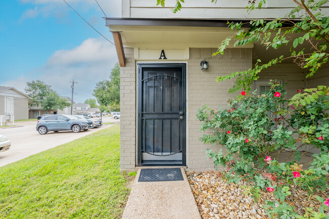 Photo - 1404 Summit St Townhome