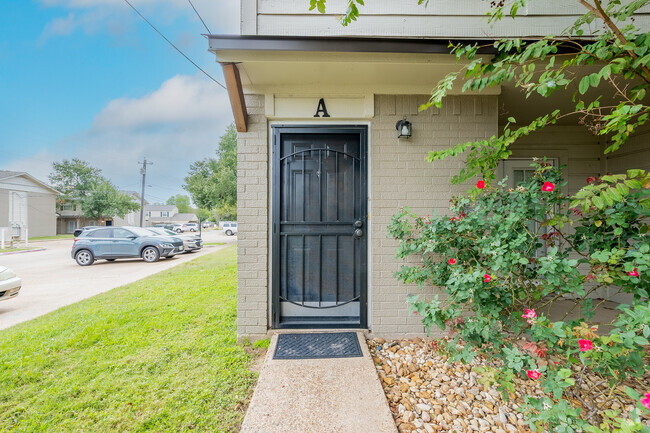 Building Photo - 1404 Summit St Rental