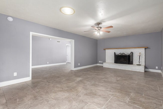 Building Photo - 2058 E Oxford Dr Rental