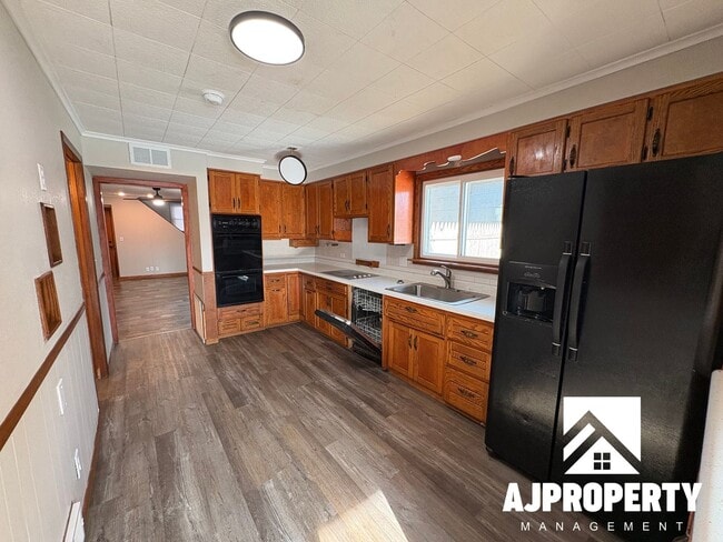 Photo - 213 W 39th St