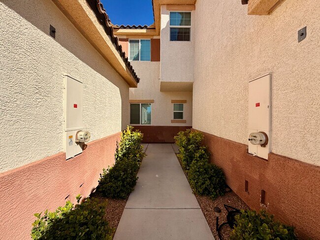 Photo - 3 BED 2.5 BATH 2 CAR GARAGE TOWNHOUSE w/ P...