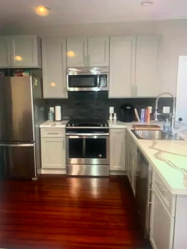 Building Photo - 1847 Reed Ave Unit 2br 2nd floor