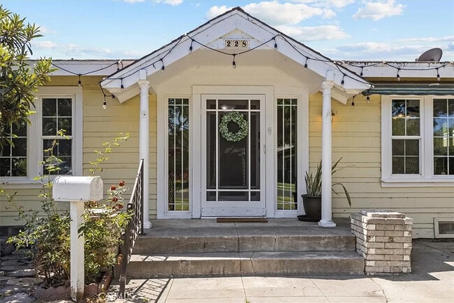 Photo - 228 Jacaranda Pl
