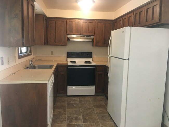 Photo - 2 BEDROOM, 1 BATH DUPLEX W/FENCED YARD!