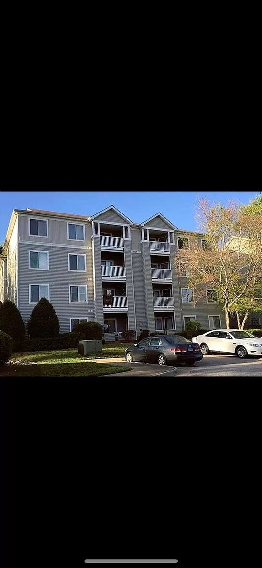 Room in Condo on University Ct