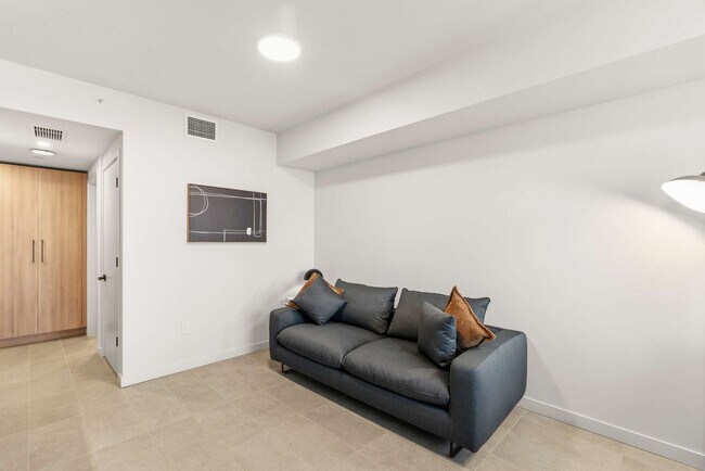 Building Photo - 121 NE 5th St Unit SI FL4-ID1501437P