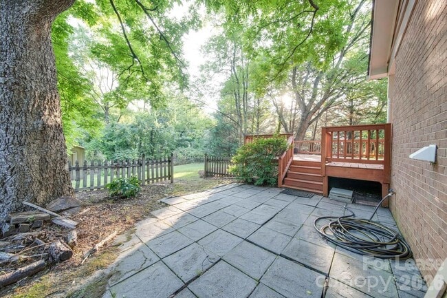 Photo - 6700 Castlegate Dr