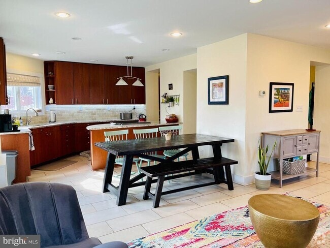 Building Photo - 201 Lynhaven Dr Rental