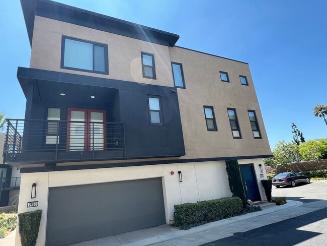Building Photo - Perfect 2 Bed 2.5 Bath Orange Condo!