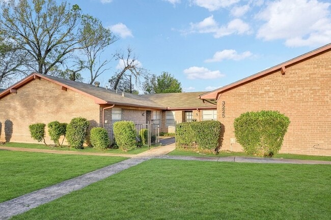 Photo - 3225 Crites St Unidad 102