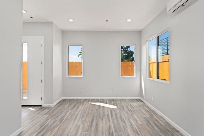 Photo - Newer Built | 3 Bed, 3 Bath, Parking, AC, ... Unidad 6734 Thomson Court Rental