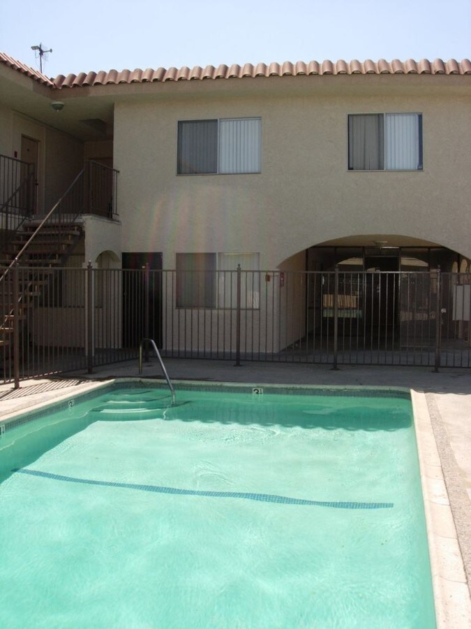 Piscina - El Romano Apartments