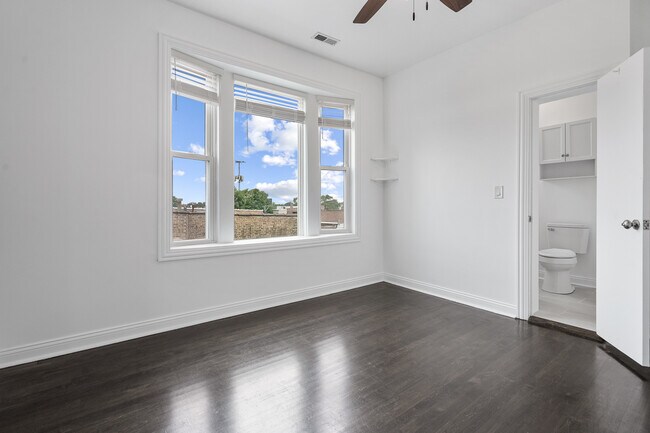 Photo - 1532 N Harding Ave Unidad 3