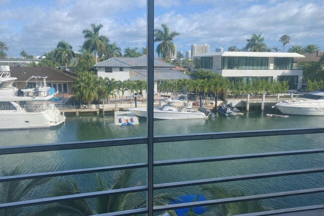 Building Photo - 2935 NE 163rd St Unit 3K