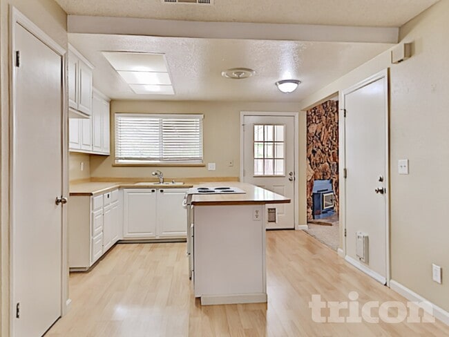 Photo - 1971 Inglis Way